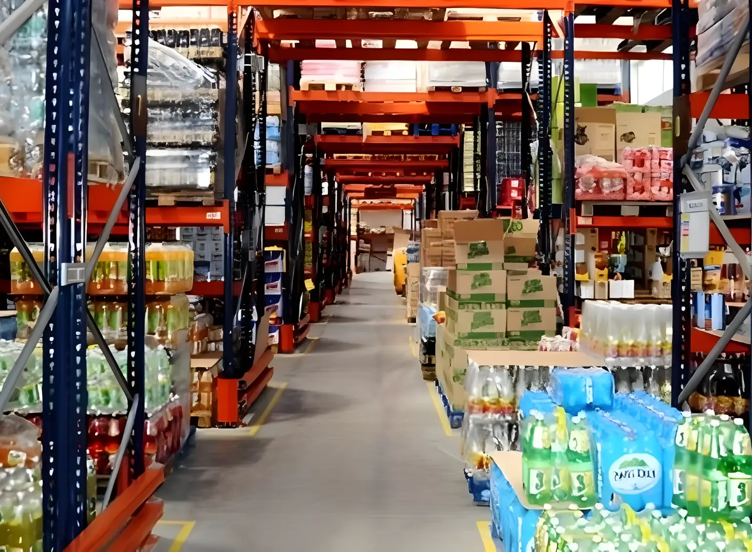 Photo de l'intérieur de l'entrepôt d'Occitanie Boissons avec de nombreuses boissons.