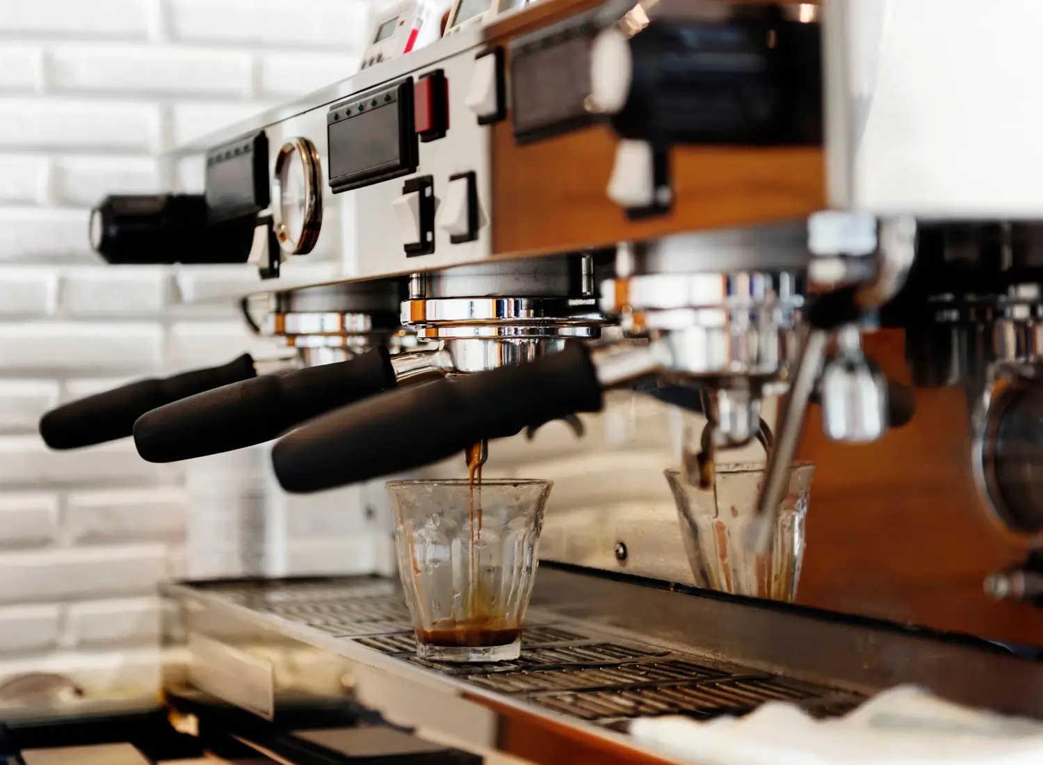 Photo d'une machine à café professionnelle.