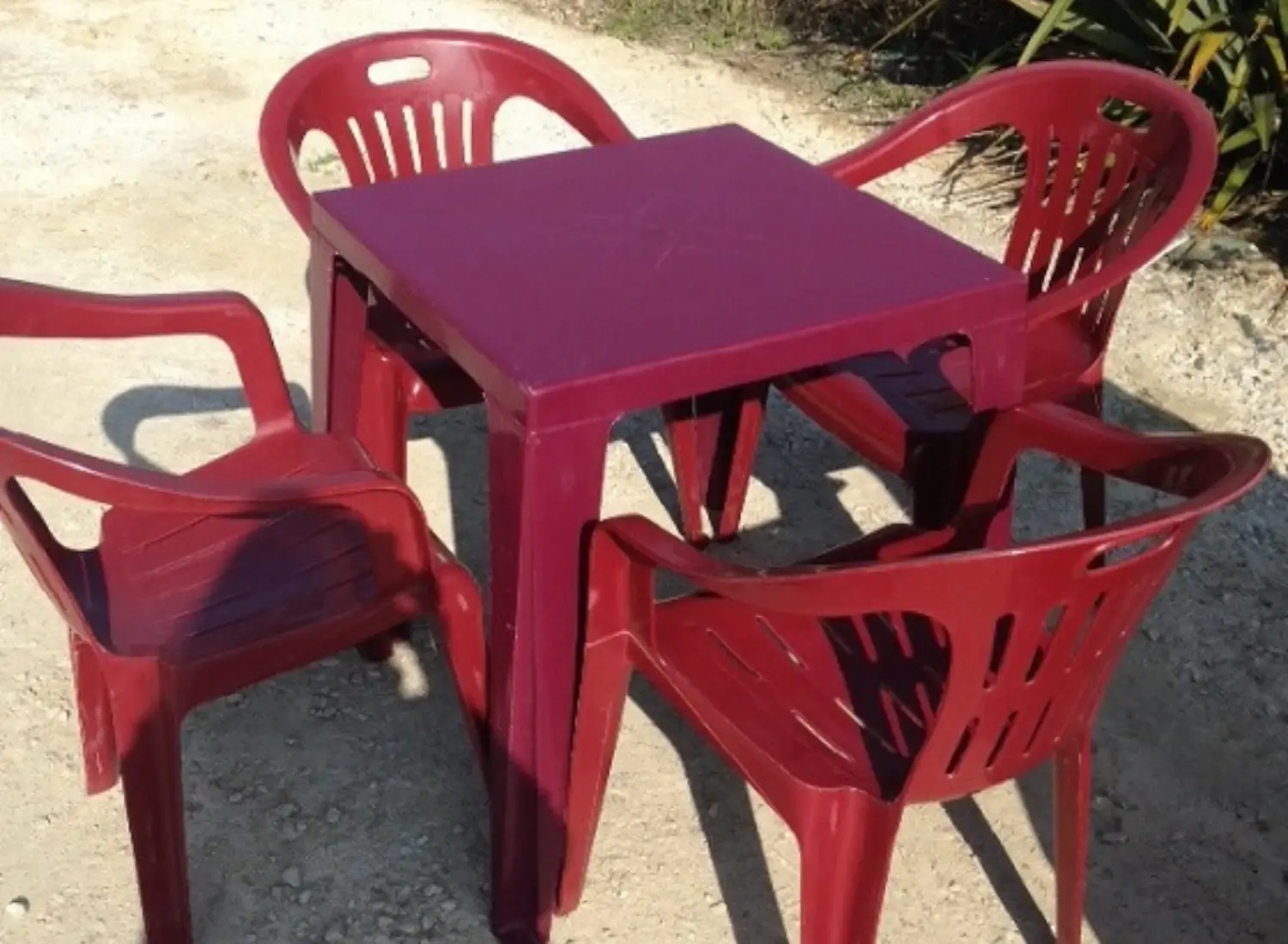 Photo de chaises et tables en plastiques à louer pour des événements.
