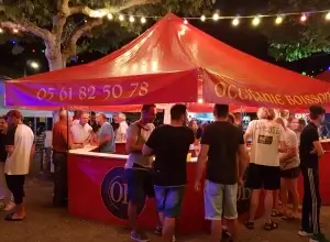 Photo d'une buvette de bière avec des comptoirs mis à disposition par Occitanie Boissons pour un comité des fêtes.