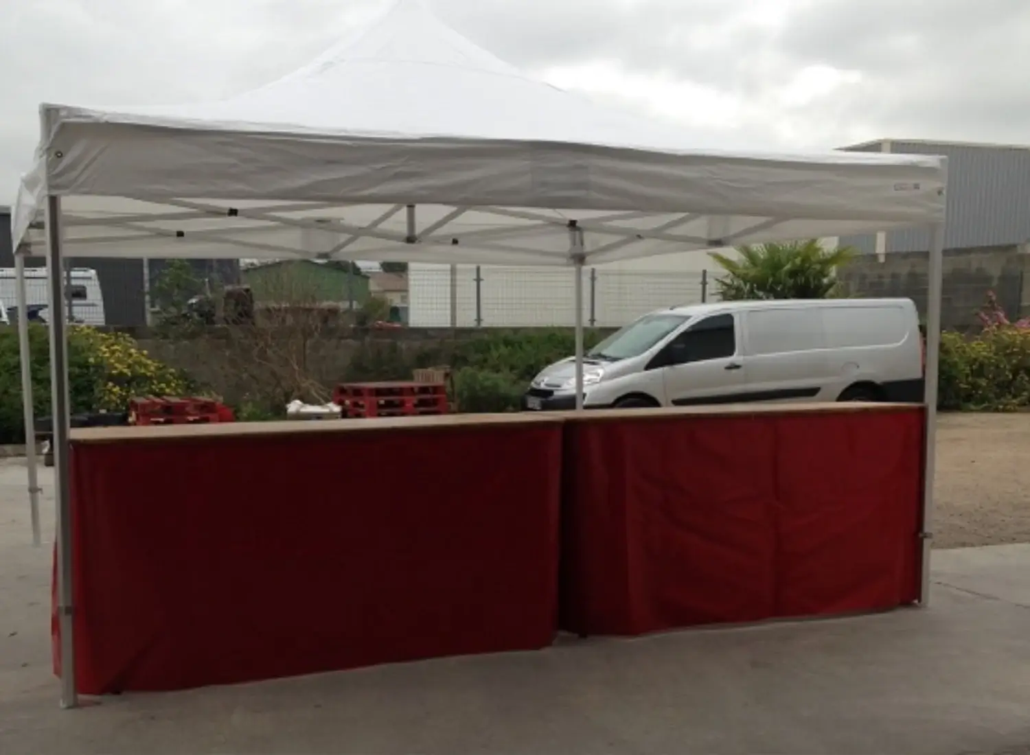Photo d'une tente pliable et de comptoirs bâchés.
